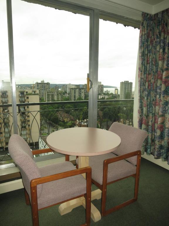 Tropicana Suite Hotel Ванкувър Стая снимка