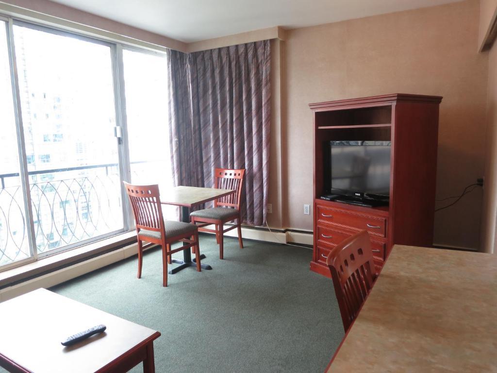 Tropicana Suite Hotel Ванкувър Стая снимка