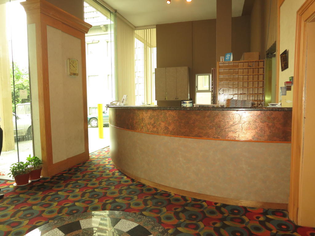 Tropicana Suite Hotel Ванкувър Екстериор снимка